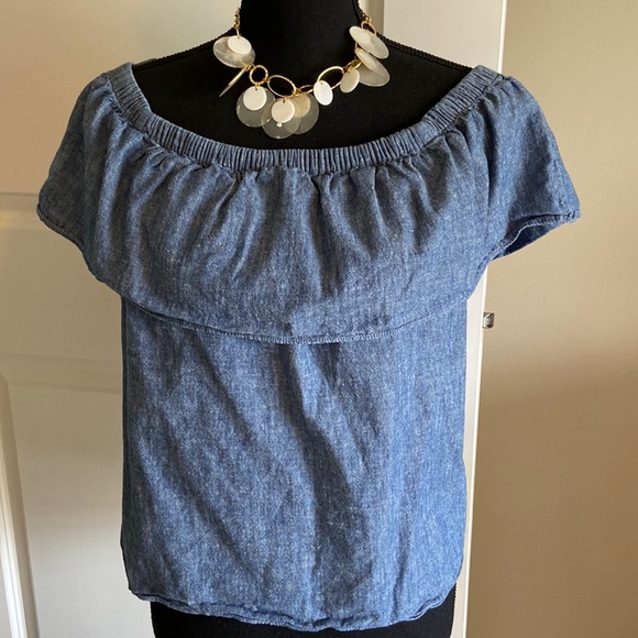 Levi’s off the shoulder denim chambray top for Women. Size Medium. EUC. - Picture 2 of 8